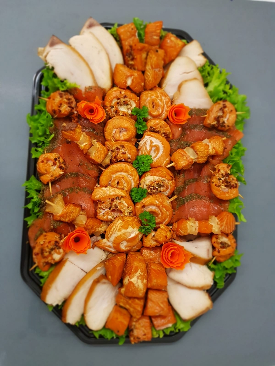 gemischte Fischplatte u.a. mit Lachsschnecken, Lachs-Ananasspieße und Buttermakrele